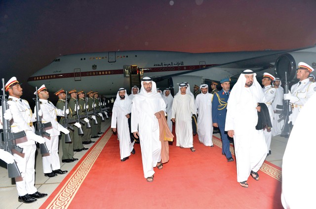 "رئيس الدولة والوفد المرافق لدى وصوله وفي استقباله محمد بن زايد"
