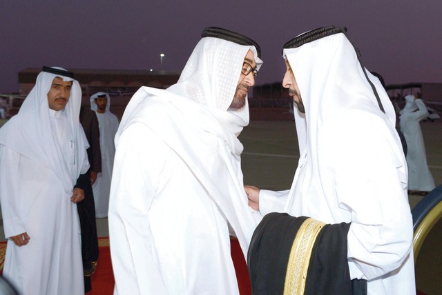 "خليفة لدى وصوله يتلقى التحية من محمد بن زايد"