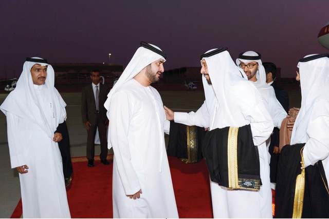 "خليفة ومحمد بن زايد ومكتوم بن محمد"