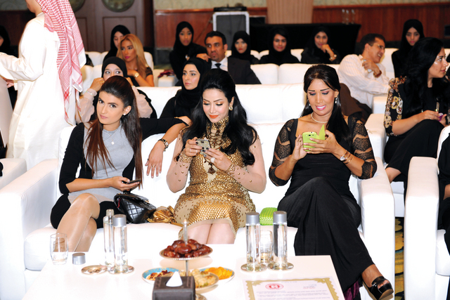 "سفيرات مركز \"راشد\" اثناء حضورهن الحفل"