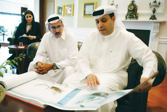 "ظاعن شاهين يطلع خلف الحبتور على اصدارات الجريدة"