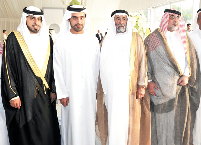 "محمد بن سعيد بن محمد آل نهيان مع عدد من الأهل"