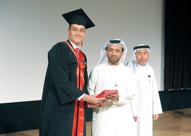 "تكريم أحد الخريجين"