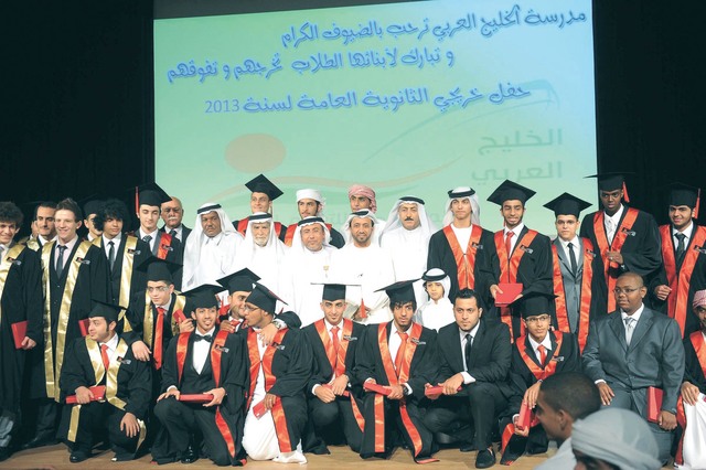 "الخريجون وأساتذة المدرسة"