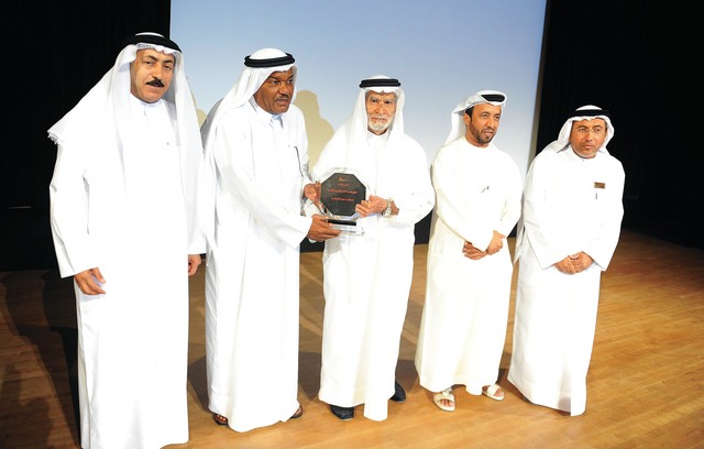 "خلال تكريم إسماعيل عبدالله مدير المدرسة السابق"
