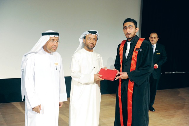 "وتكريم طالب خريج"