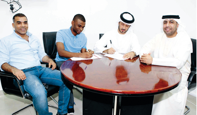 "اللاعب مرزوق أثناء توقيع العقد مع إدارة الإمارات\t من المصدر"