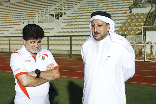 "خليفة الجرمن «يمين» مع المدرب عبد الوهاب"