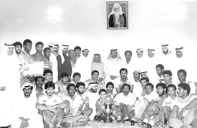 "حمدان بن راشد يحتفل مع إدارة ولاعبي النصر بكأس الاتحاد موسم 1987-1988 أرشيفية"