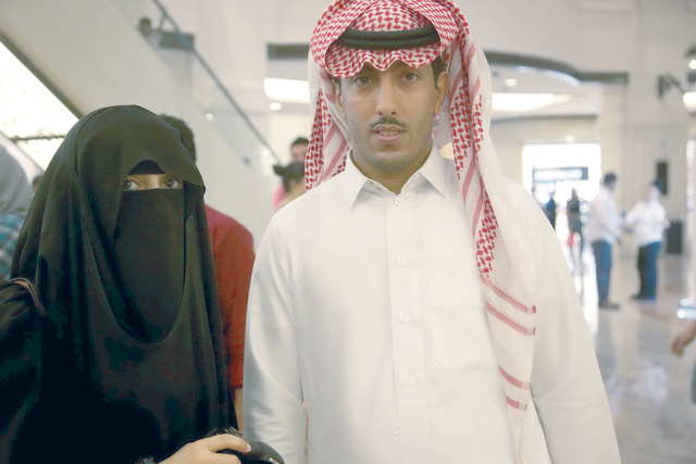 "محمد فرح من السعودية بصحبة زوجته"