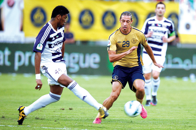 "ريتشارد بورتا يراوغ فارس جمعة لاعب العين خلال مباراة الفريقين في الدوري    من المصدر"