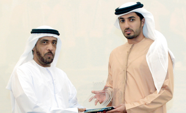"راشد النعيمي يهدي درع عجمان لعبيد سالم خلال حفل النادي قبل يومين       البيان"