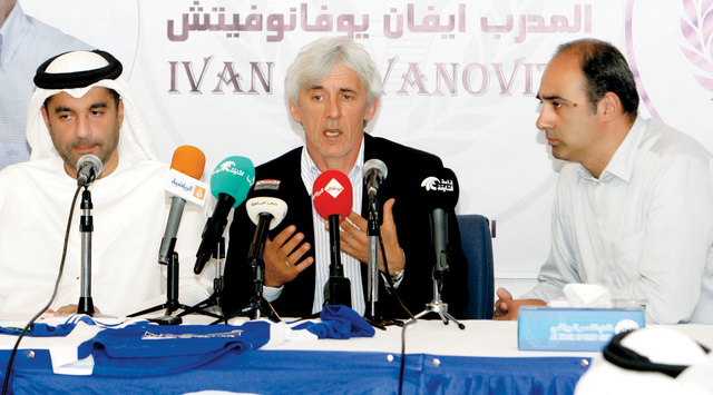 "يوفانوفيتش يتحدث في المؤتمر الصحافي بحضور أحمد خوري\tتصويرــ محمود الخطيب"