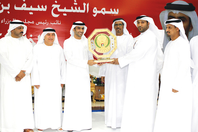 "بن نصرة يسلم شرطة أبوظبي درع التفوق العام في حضور عبد الملك"