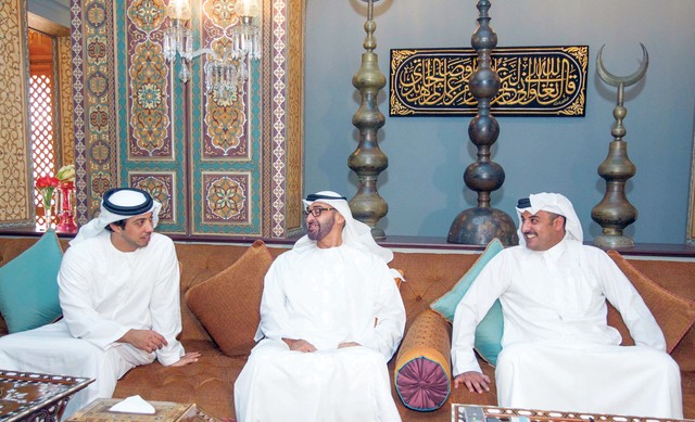 "محمد بن زايد خلال لقائه تميم بن حمد بحضور منصور بن زايد وام"