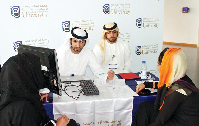 "خلال الترويج للجامعة\t\tتصوير- خليفة عيسى"