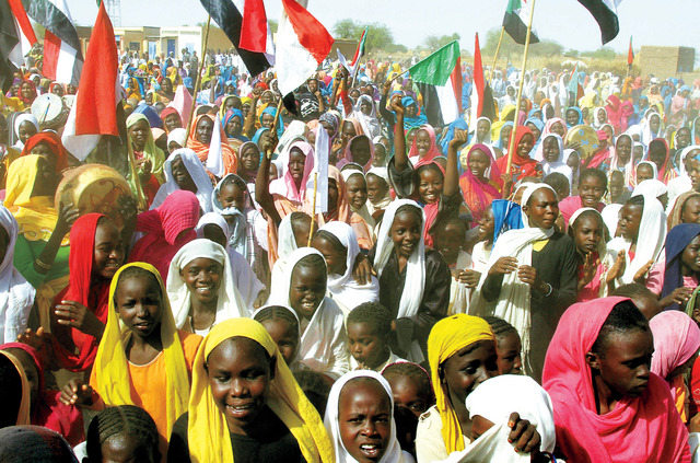 "سودانيات يرفعن أعلام بلادهن قبيل وصول المبعوثين الدوليين إلى ولاية شمال دارفور.\tأ.ف.ب"