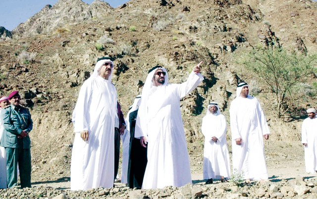 "سلطان القاسمي إشراف على المشاريع التنموية في إمارة الشارقة\tأرشيفية"