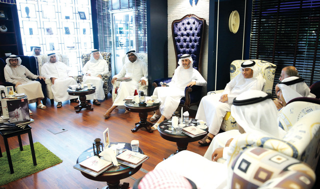 "ماجد عبدالرحمن وجمال الشحي ومجموعة من الشعراء والمثقفين خلال الأمسية \tالبيان"