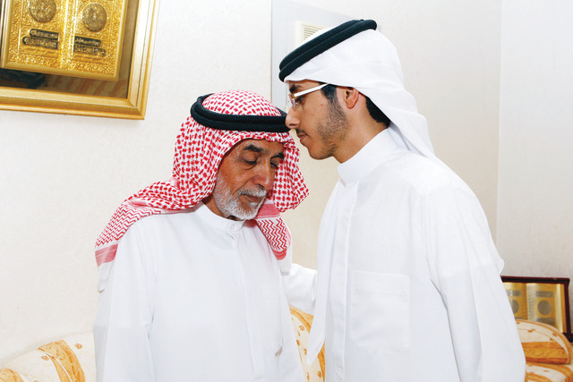 "ناصر راشد الدرمكي يقبل رأس والده \tتصوير: بابو"