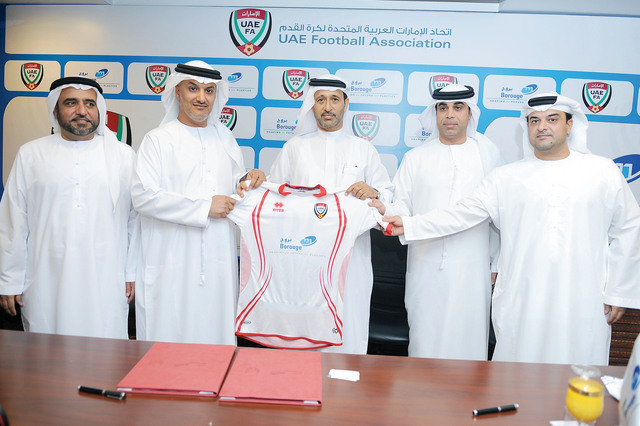 "السركال ومهدي والشامسي يعرضون قميص المنتخب حاملاً للعلامة التجارية \"بروج\"\tتصوير -ويلسون"
