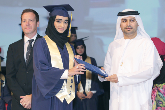 "مروان الصوالح يكرم الخريجة ميثاء أحمد الشحي"