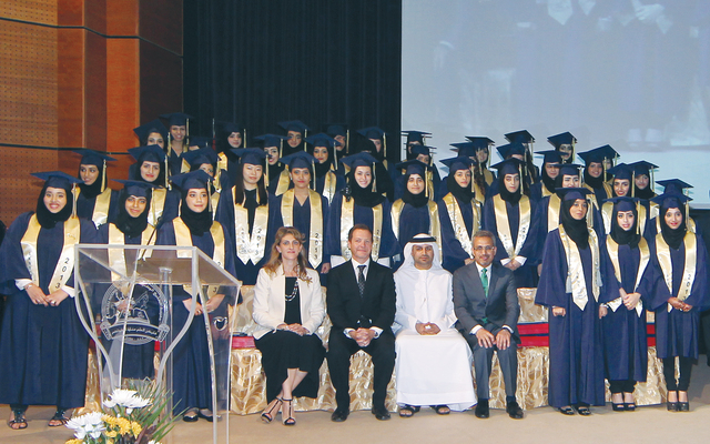 "مروان الصوالح يتوسط الخريجات بحضور الهيئة الإدارية في المدرسة"