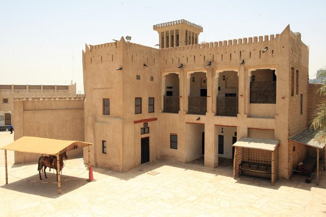 "مبنى المتحف وهو مسكن الحاكم سابقا"