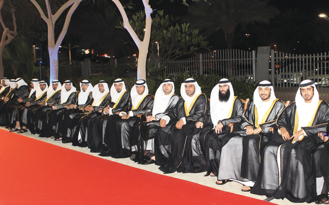 "مجموعة من العرسان في احد الاعراس الجماعية"