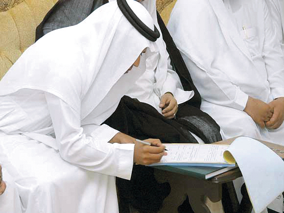 "عريس اثناء توقيع عقد الزواج"