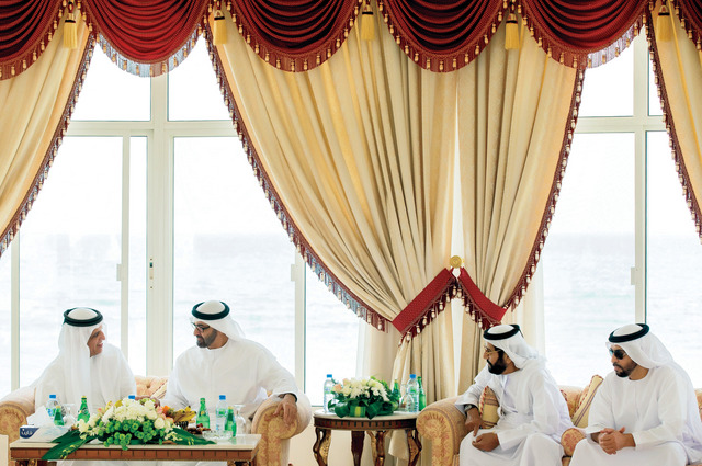 "سعود القاسمي ومحمد بن زايد خلال مأدبة الغداء بحضور طحنون بن محمد وحمدان بن زايد"