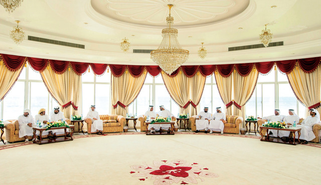 "سعود القاسمي ومحمد بن زايد خلال مأدبة الغداء بحضور طحنون بن محمد وحمدان بن زايد وسرور بن محمد \tوام"