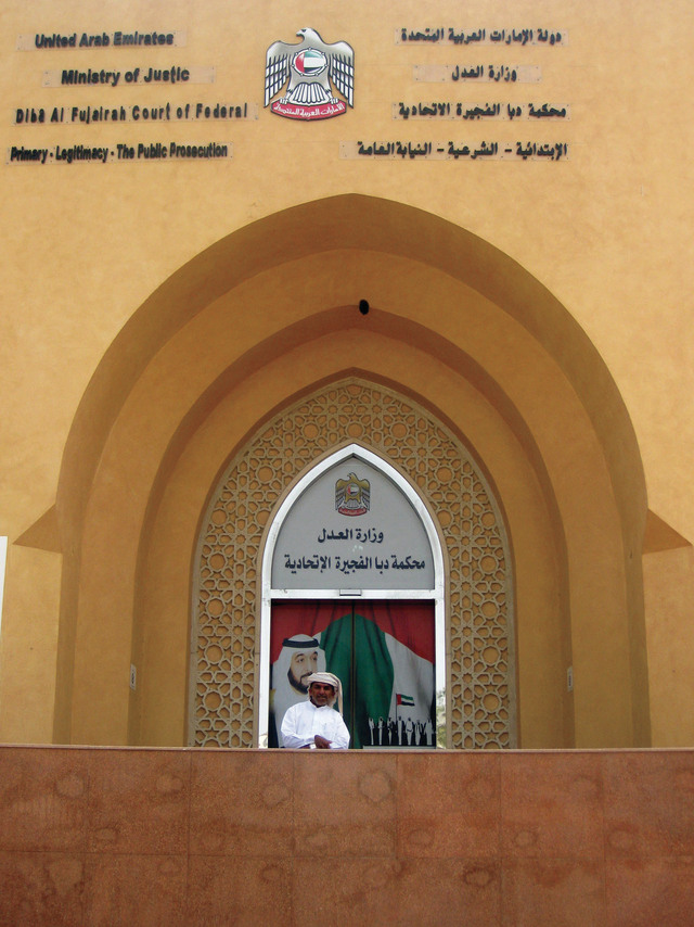 "في مقر عمله بمحكمة دبا الفجيرة"