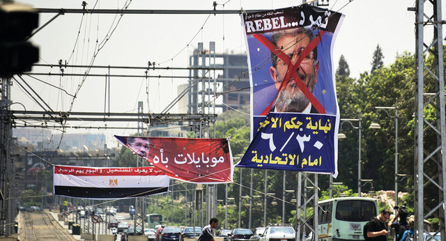"لافتات منددة بالرئيس مرسي على سكة قطار قرب القصر الرئاسي \t\tأ.ف.ب"