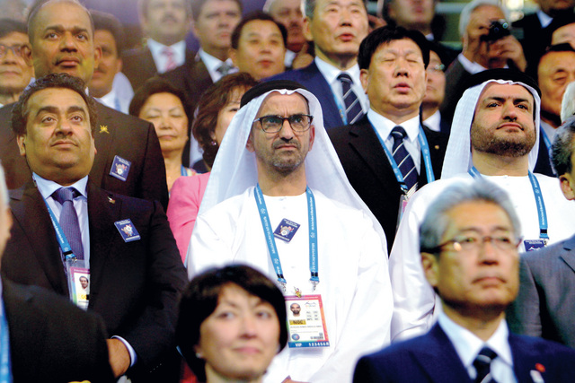 "وفد الإمارات خلال متابعته حفل الافتتاح"