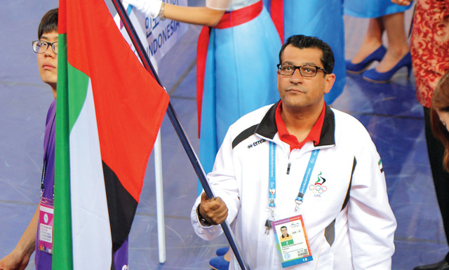 "شاكر يحمل علم الامارات خلال افتتاح دورة الالعاب الاولمبية"