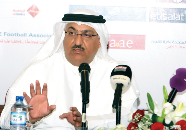 "محمد عبدالعزيز يتحدث خلال المؤتمر الصحافي"