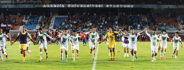 "فرحة لاعبي العراق بالتأهل إلى دور الـ 16 \t أف ب"