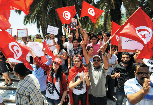 "تونسيون اثناء احتجاج ضد حزب النهضة أمام الجمعية التأسيسية\t أ.ف.ب"
