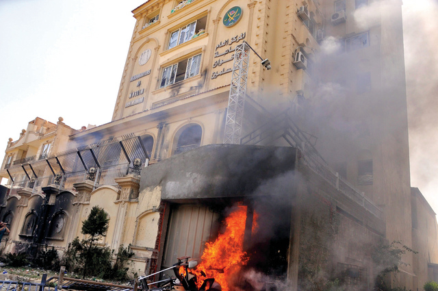 "النيران تتصاعد من مقر مكتب الإرشاد التابع لجماعة الإخوان في المقطم \t أي.بي.إيه"
