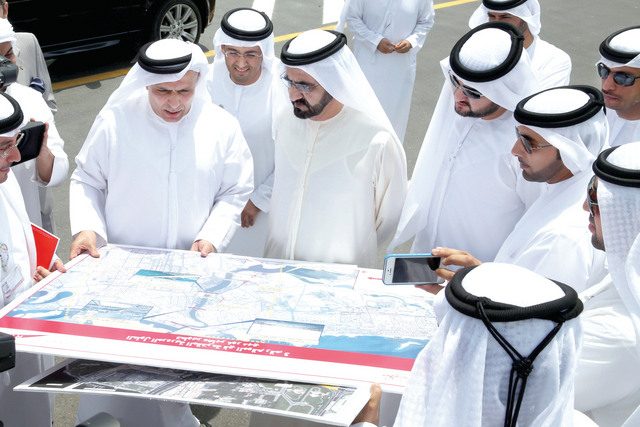 "محمد بن راشد يطلع على مشروع جسر الاتحاد بحضور مكتوم بن محمد وخليفة سليمان والطاير والسبوسي تصوير: محمد هشام"