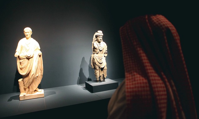 "منحوتات من الحضارات القديمة في المعرض \t تصوير إريك أرازاس"