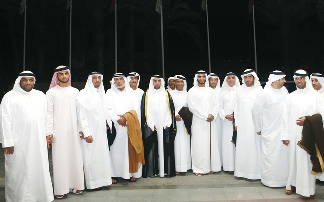 "العريس يتوسط عدداً من الأقارب والأصدقاء"