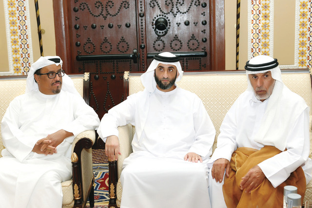 "سعيد بن مكتوم آل مكتوم ووالد العريس                                   تصوير: عماد علاء الدين"