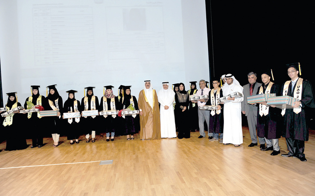 "سعود المعلا في لقطة تذكارية مع حميد القطامي وآمنة المعلا وأوائل الثانوية \t  وام"