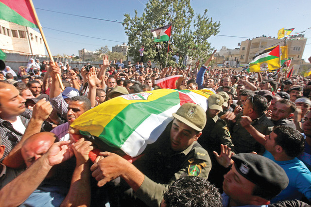 "فلسطينيون يشيعون معتز الشراونة الذي استشهد بعد تعرضه للدهس  من قبل جنود الاحتلال ثم إعدامه بالرصاص     إي.بي.إيه"