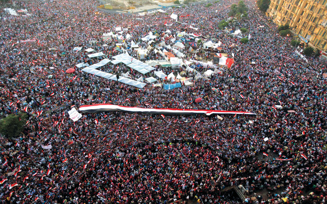 "ملايين من المتظاهرين المصريين يملؤون ميدان التحرير بالقاهرة مطالبين بتنحي الرئيس محمد مرسي   \tرويترز"