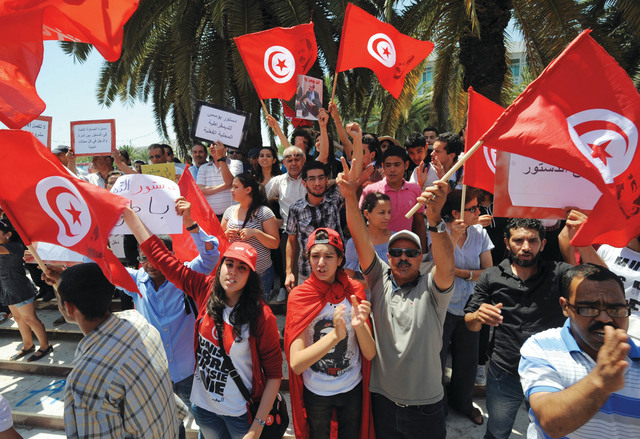 "ونسيون يهتفون ضد حزب النهضة الحاكم احتجاجا على مشروع الدستور الجديد \tأ.ف.ب"