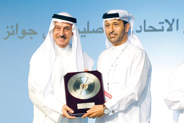 "السركال يكرم قاسم سلطان"
