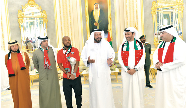 "خليفة بن زايد خلال استقباله ابطال\" خليجى 21\"بحضور سلطان بن زايد والعويس والسركال"